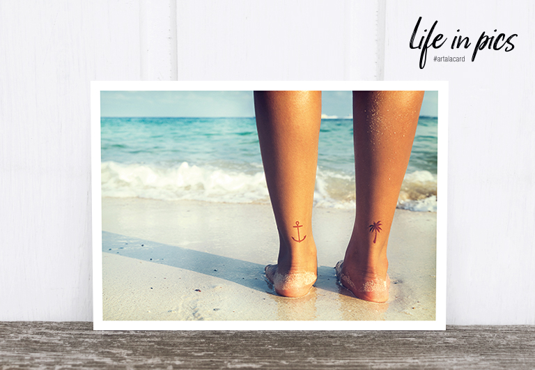 Bild 1 von Foto-Postkarte: Feet in the sand