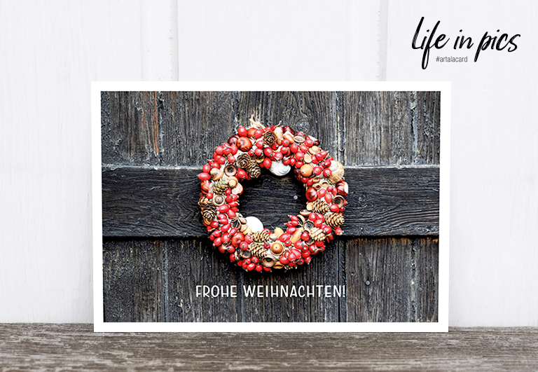 Bild 1 von Foto-Postkarte: Red wreath on wood